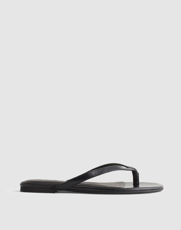 The Iggy Thong Sandal in Leather TRUE BLACK