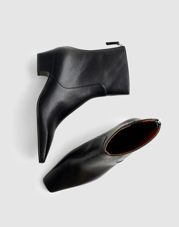 The Lexie Ankle Boot in Leather TRUE BLACK