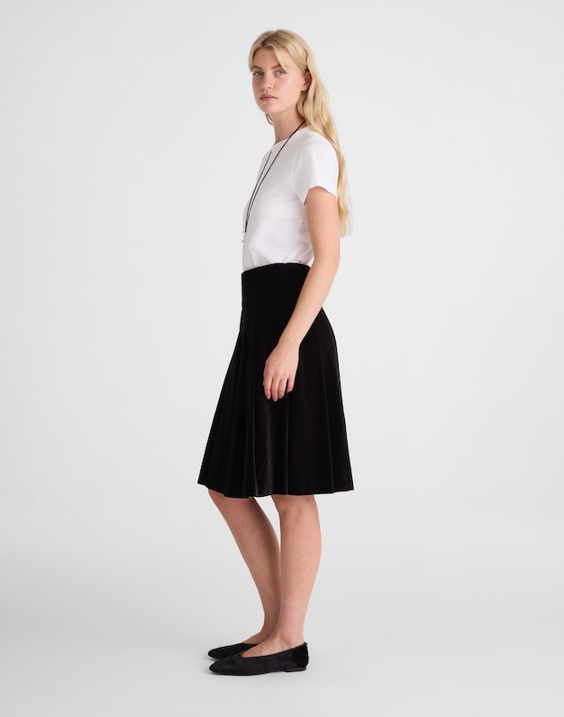 Pleated Midi Skirt in Velvet BLACK