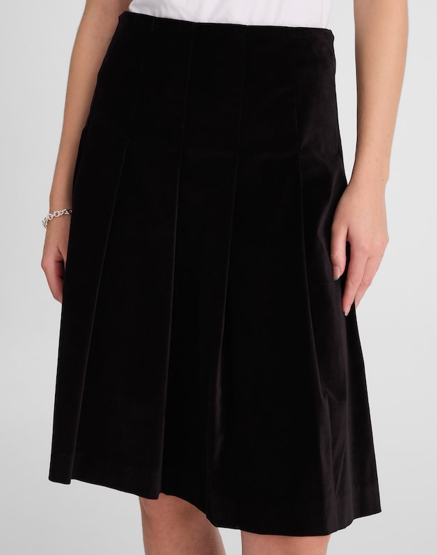 Pleated Midi Skirt in Velvet BLACK
