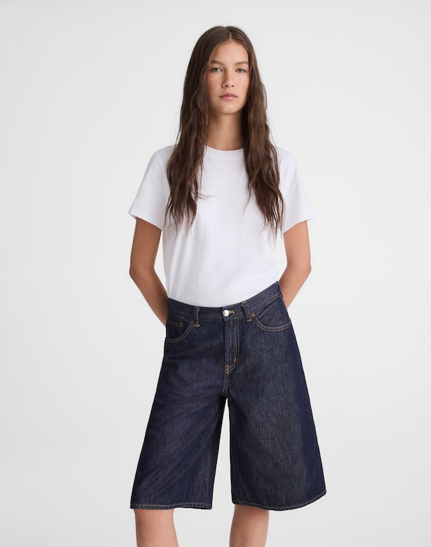 The V-Waist Bermuda Short in Airy Denim RINSE WASH