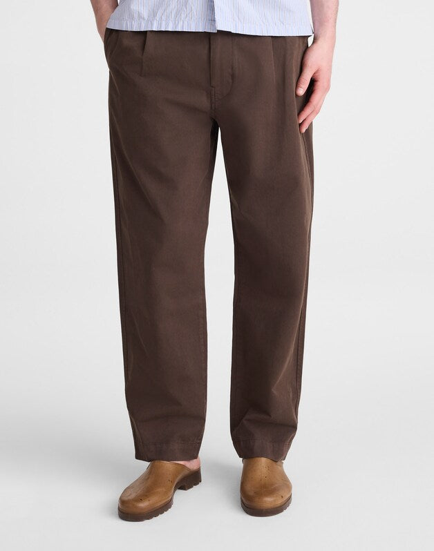 Pleated Chino Pants in Uniform Twill CHOCOLATE