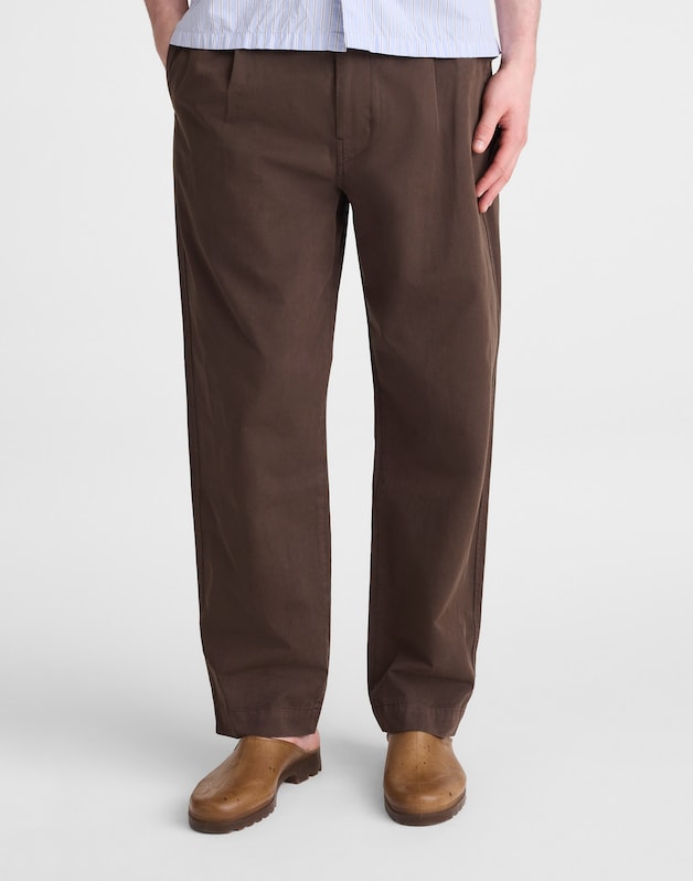 Pleated Chino Pants in Uniform Twill CHOCOLATE