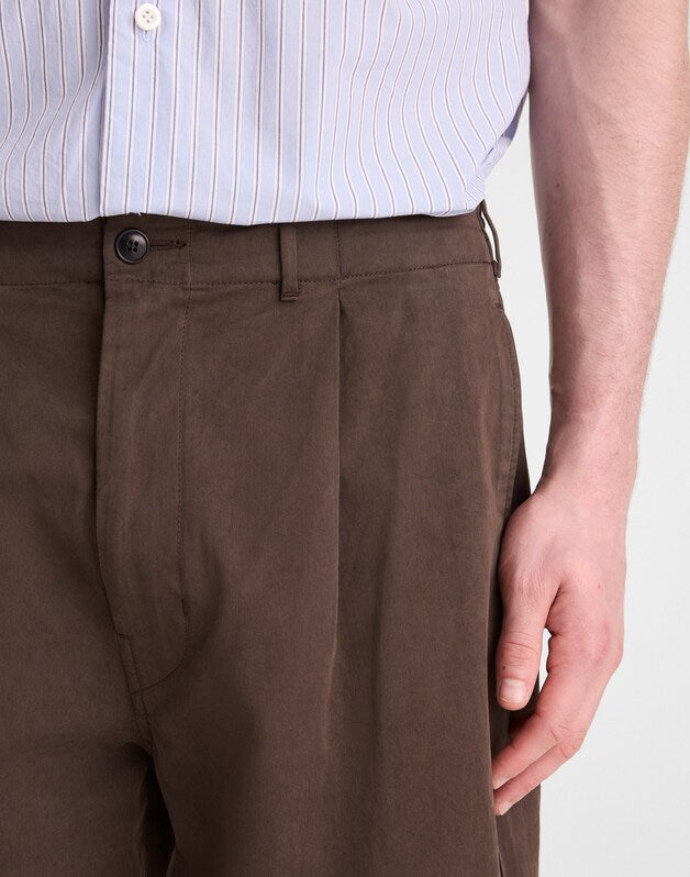 Pleated Chino Pants in Uniform Twill CHOCOLATE