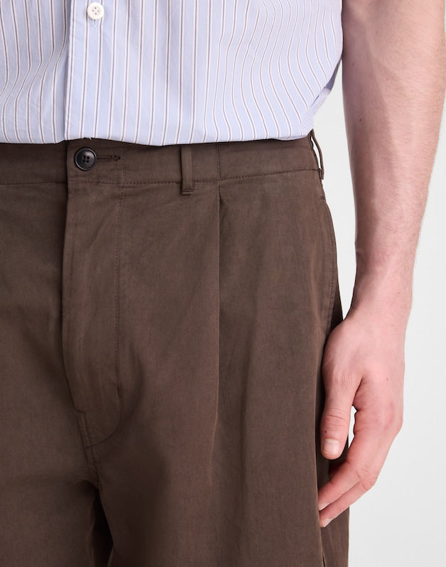 Pleated Chino Pants in Uniform Twill CHOCOLATE