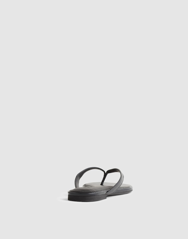 The Iggy Thong Sandal in Leather TRUE BLACK