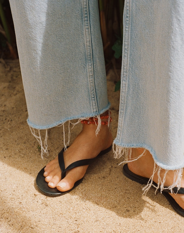 The Iggy Thong Sandal in Leather TRUE BLACK