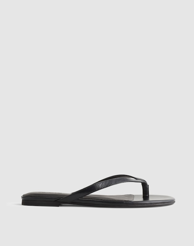 The Iggy Thong Sandal in Leather TRUE BLACK