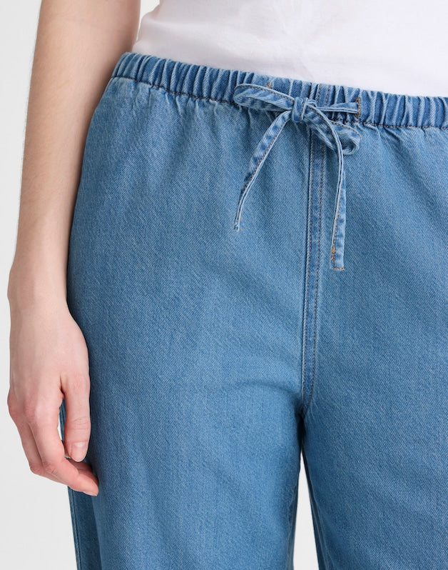 Pull-On Jeans in Airy Denim LIDO WASH