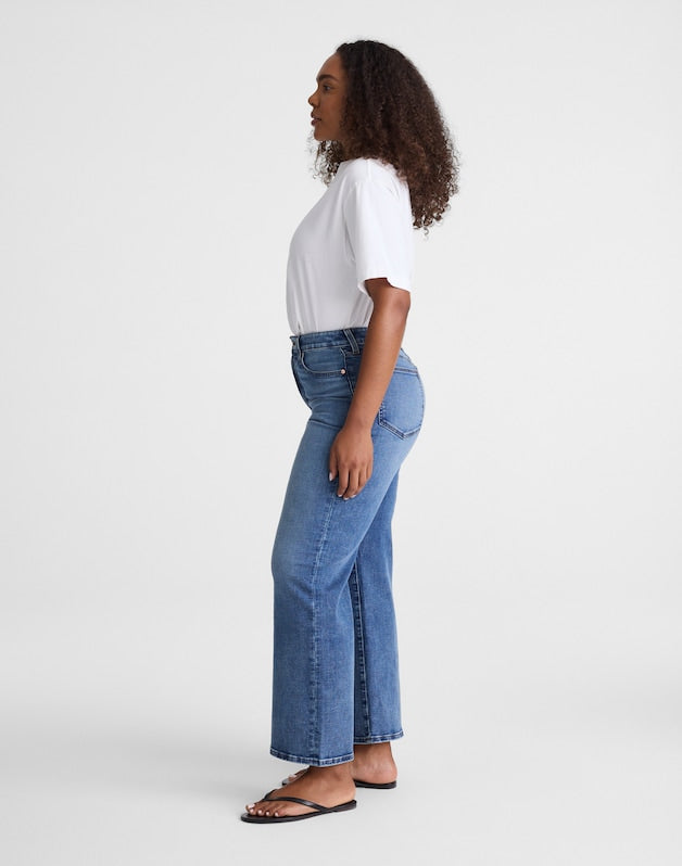 The Curvy Wide-Leg Crop Jean in Super Stretch Denim ONEIDA WASH