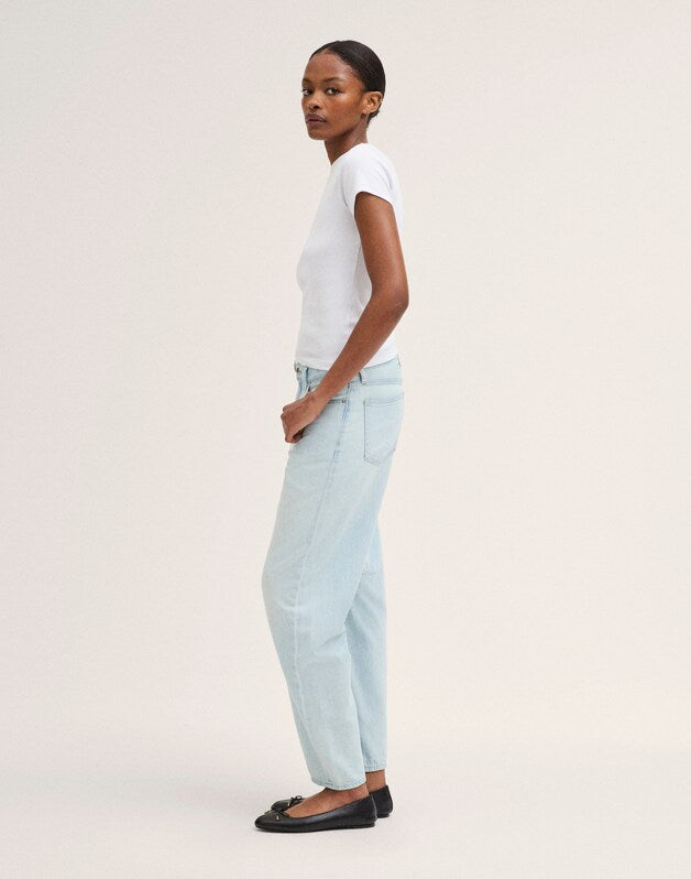 The Curvy Darted Barrel-Leg Jean in Airy Denim LAGUNA WASH