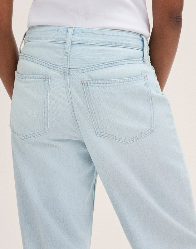 The Curvy Darted Barrel-Leg Jean in Airy Denim LAGUNA WASH