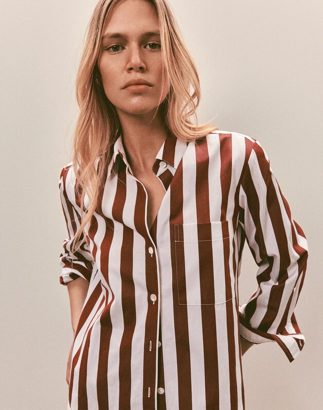 The Signature Y-Neck Shirt in Poplin DUSTY MERLOT
